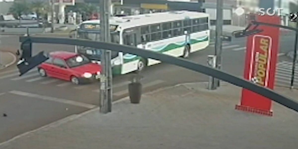 Câmera de segurança registra Gol sendo arrastado por ônibus em forte colisão no Jardim Clarito