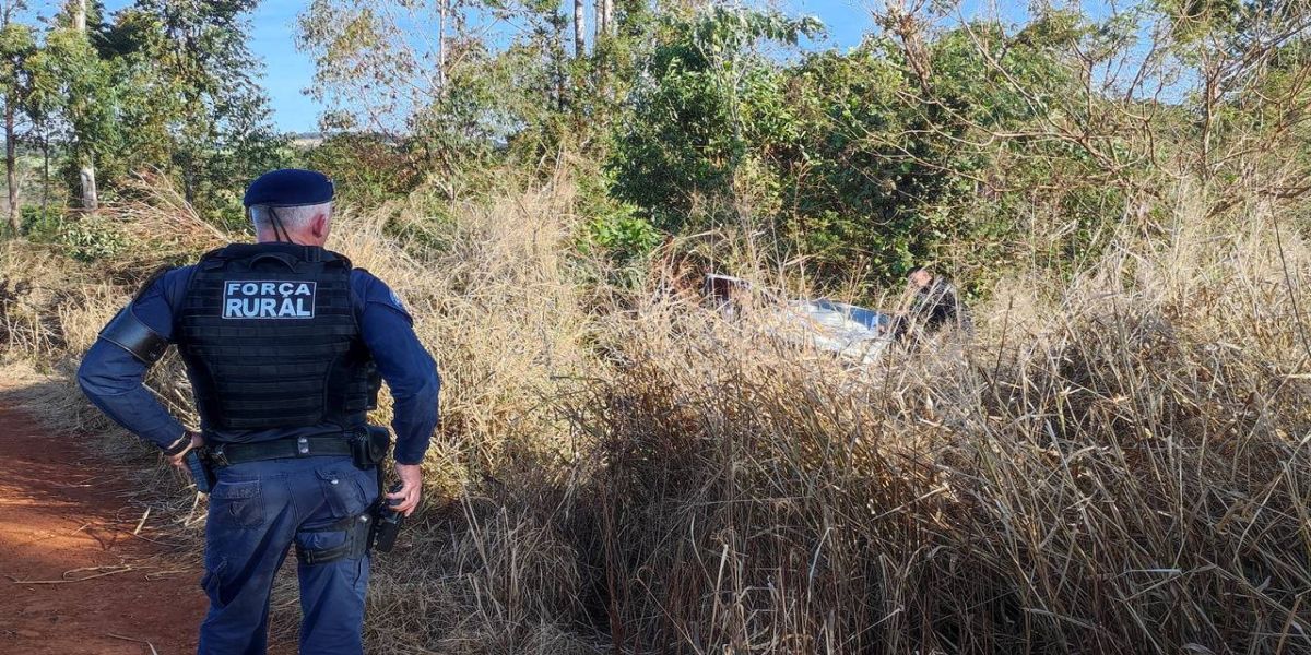 Homem passa mal enquanto dirigia em estrada rural e carro vai parar no meio do mato em Cascavel