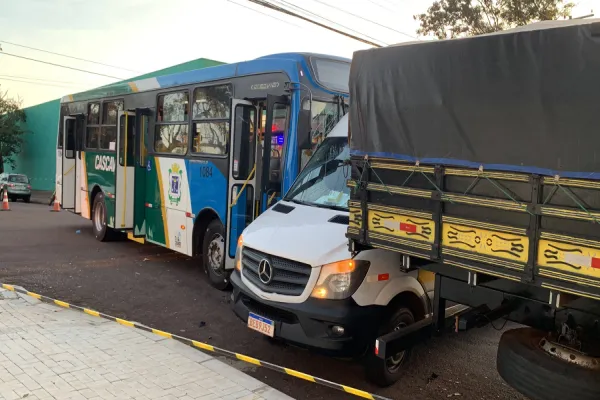 Foto relacionada a notícia: Van Escolar é prensada em caminhão em forte batida com ônibus no Bairro São Cristóvão