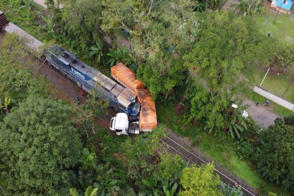 Imagem referente a notícia: Caminhão é atingido por trem e arrastado por 200 metros na PR-408; Câmeras registrou o fato
