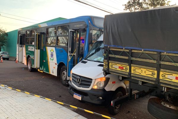 Imagem referente a notícia: Van Escolar é prensada em caminhão em forte batida com ônibus no Bairro São Cristóvão