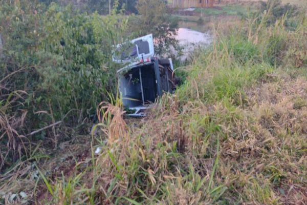 Imagem referente a notícia: 14 pessoas ficam feridas em grave acidente entre carro e ambulância da saúde na PR-158
