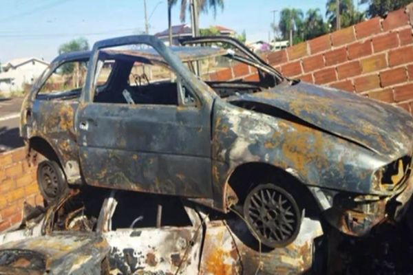 Jovem incendeia carros de pátio da PM: 'Atrasam minha vida', diz rapaz a amigos, segundo a polícia