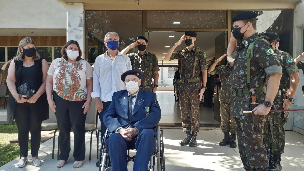 Foto relacionada a notícia: Ex-Combatente da Força Expedicionária recebe Homenagem em Cascavel
