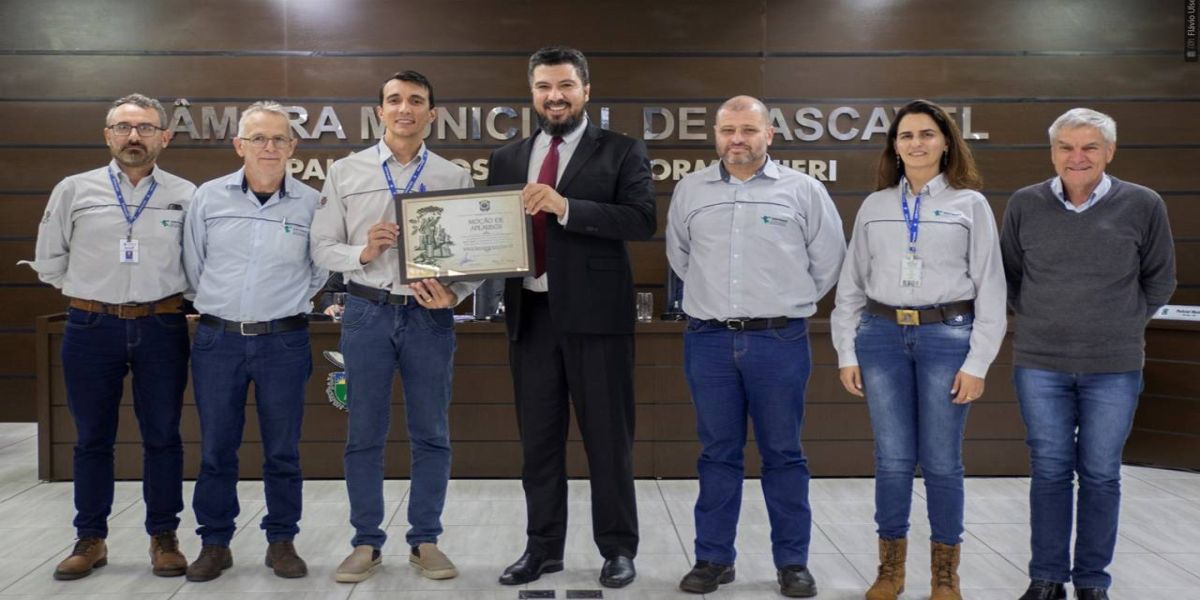 Edson Souza homenageia IDR pelos 50 anos de pesquisa agropecuária no Paraná