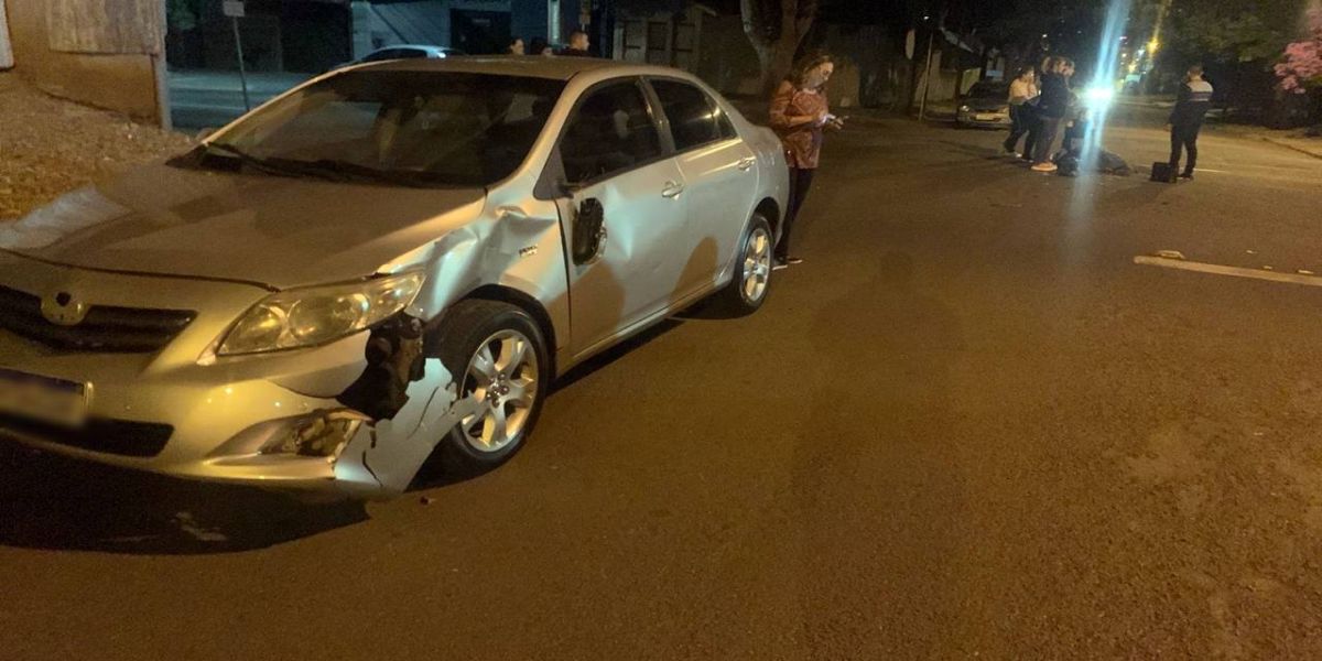 Jovem fica ferida após colidir moto em Corolla na Rua Nereu Ramos