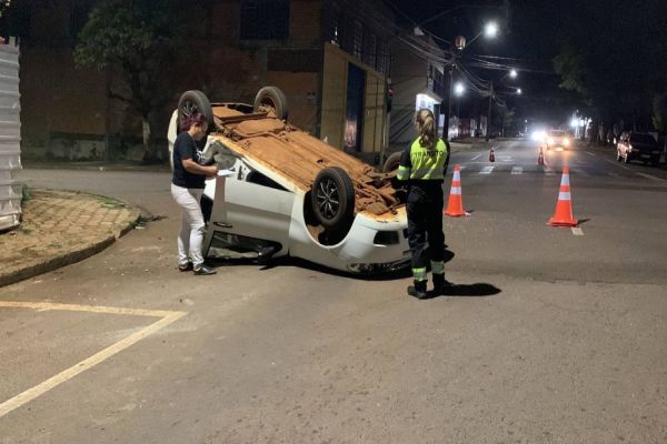 Imagem referente a notícia: Palio capota após forte colisão de trânsito na Rua Recife em Cascavel