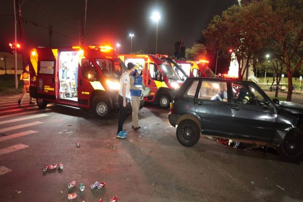Imagem referente a notícia: Cinco pessoas ficam gravemente feridas após violenta colisão de trânsito no bairro Santo Onofre