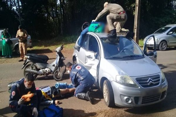 Mulher para em cima de veículo após batida violenta no sudoeste do Paraná