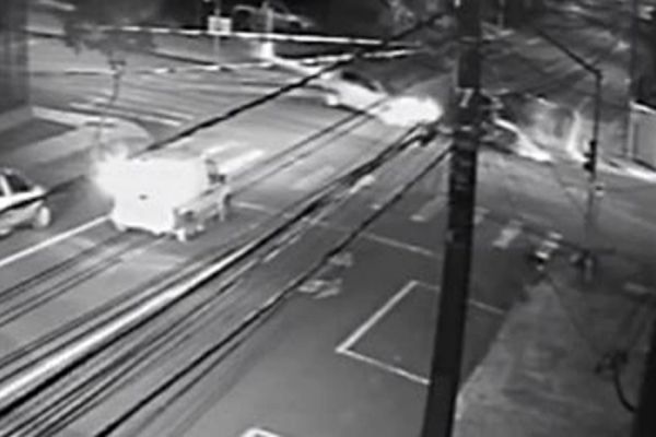 Imagem referente a notícia: Câmera de segurança registra colisão seguida de capotamento na Rua Recife com Nereu Ramos