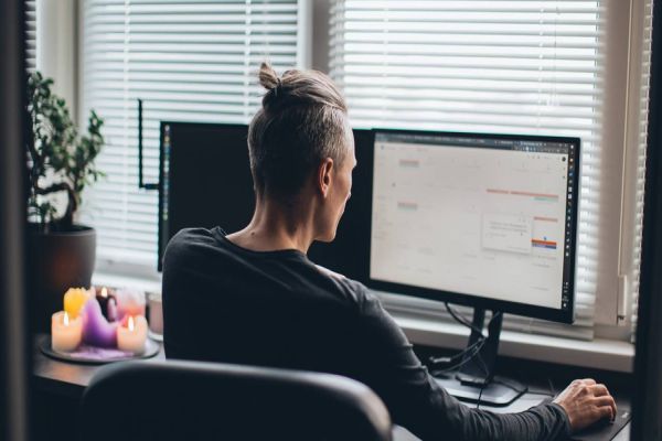 Caso Tesla: advogado explica legislação brasileira sobre retorno ao trabalho presencial