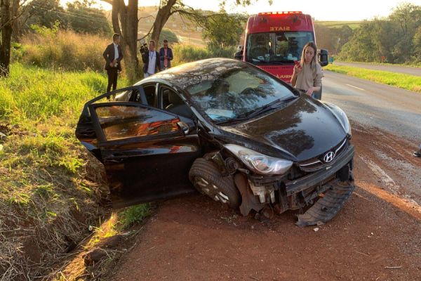 Imagem referente a notícia: Quatro pessoas ficam gravemente feridas em capotamento na BR-467 em Cascavel