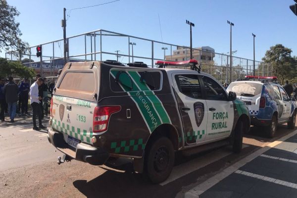 Imagem referente a notícia: Garagistas fecham Avenida Brasil após discussão sobre veículos em cima das calçadas