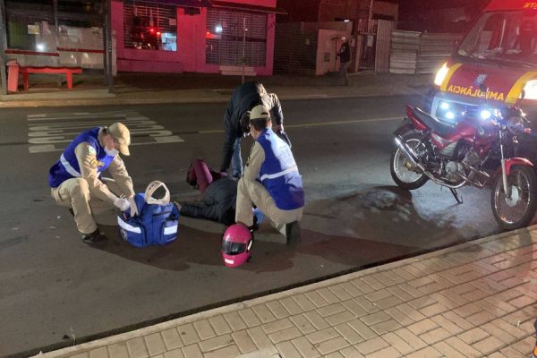 Imagem referente a notícia: Mulher fica ferida após colisão entre motos na Avenida Papagaios no Jardim Clarito