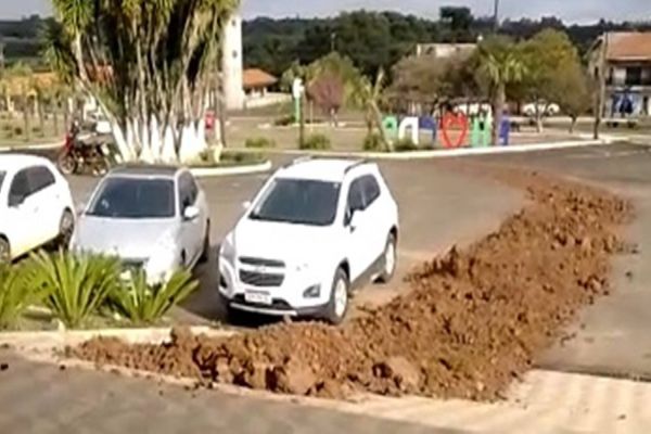 Imagem referente a notícia: Empresario descarrega caçamba de terra em frente à prefeitura de Coronel Domingos Soares; Entenda