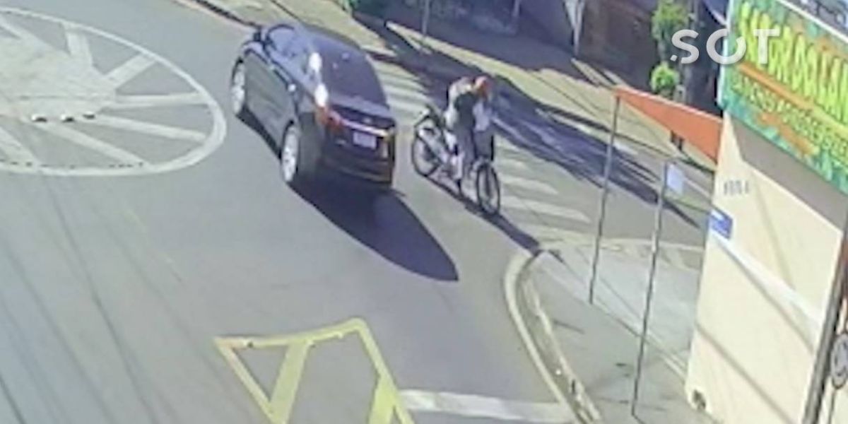 Câmera de segurança registra colisão entre carro e moto na Rua Ipanema no Jardim Santa Mariana