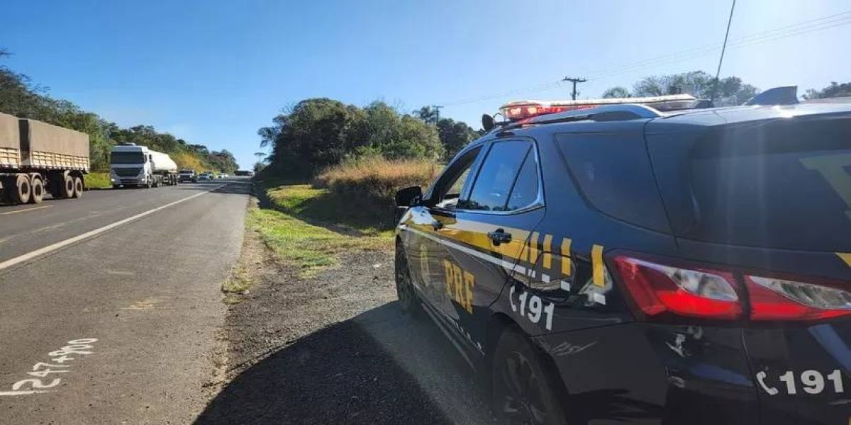 Criança morre atropelada por caminhão ao atravessar estrada para encontrar pai no Paraná