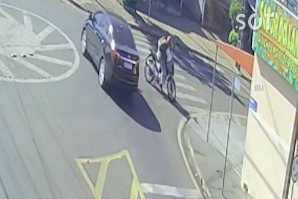 Imagem referente a notícia: Câmera de segurança registra colisão entre carro e moto na Rua Ipanema no Jardim Santa Mariana