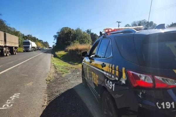 Criança morre atropelada por caminhão ao atravessar estrada para encontrar pai no Paraná