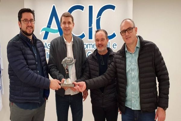 AcicLabs recebe réplica de troféu de prêmio nacional do SRI Iguassu Valley