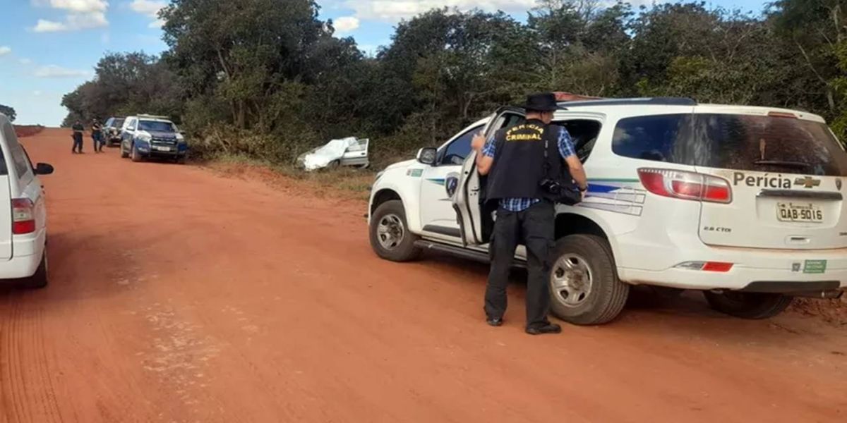 A caminho do hospital para socorrer recém-nascido, família capota carro: pai, mãe e bebê morrem