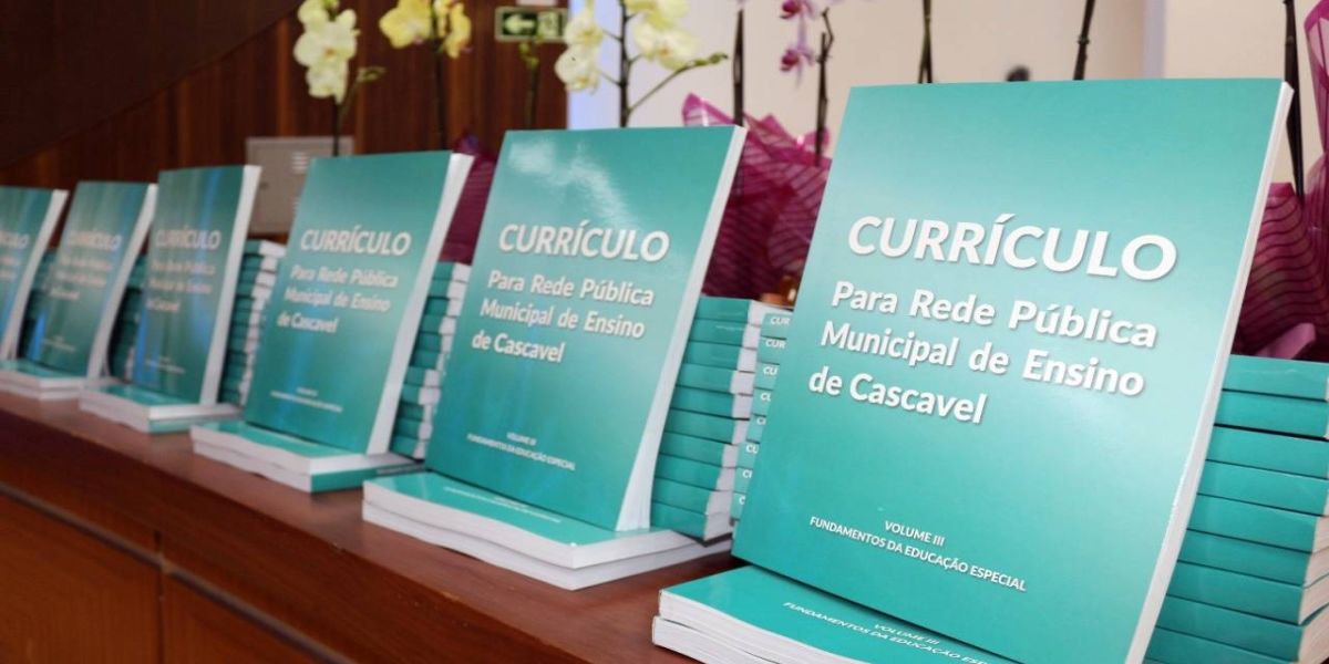 Abertura do Seminário da Educação Especial é marcada pela entrega do Currículo