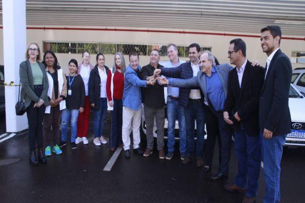 Apae de Cascavel recebe veículo zero quilômetro