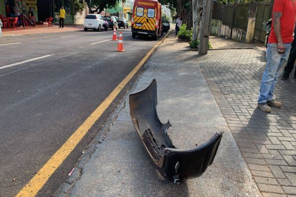 Imagem referente a notícia: Duas pessoas ficam feridas após colisão no Bairro Bairro Alto Alegre; O causador da batida fugiu