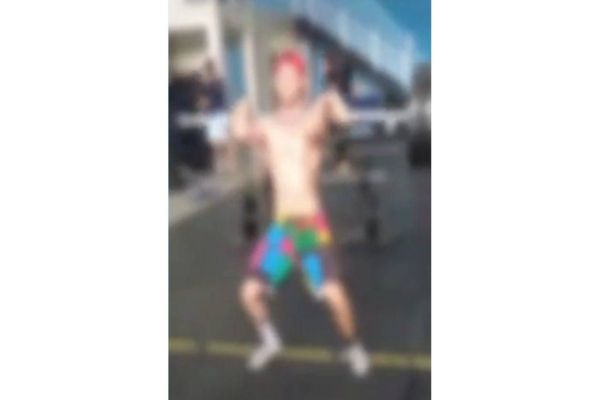 Atleta de crossfit é atingido por barra com peso durante exercício; Imagens fortes