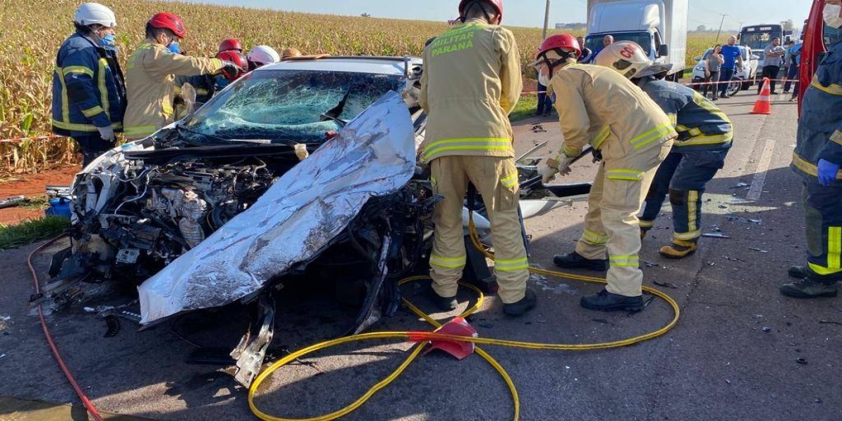 Jovem é socorrido de helicóptero após batida entre carro e caminhão na rodovia PR-317