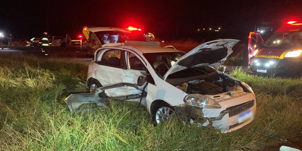 Três pessoas ficam gravemente feridas após forte colisão de trânsito na BR-467 em Cascavel