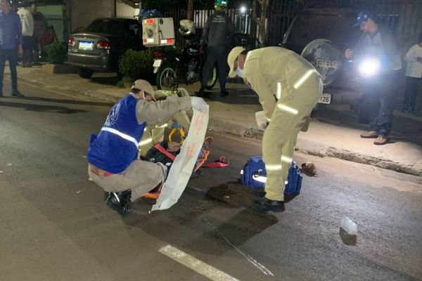Imagem referente a notícia: Motociclista sofre fratura em tornozelo em colisão de trânsito no Jardim Veneza em Cascavel