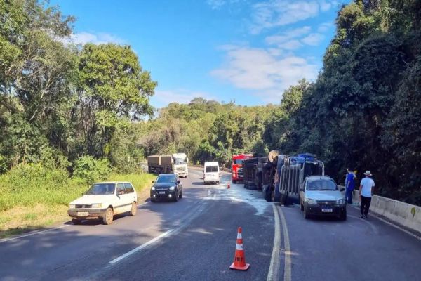 Carreta carregada tomba em Nova Laranjeiras e motorista fica em estado grave