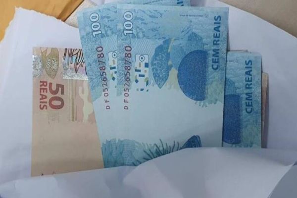 Dois adolescente são detidos pela Polícia Federal ao retirar envelope com notas falsas nos Correios