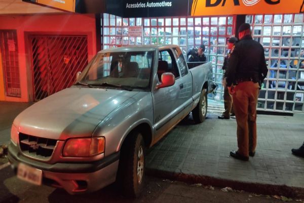 Imagem referente a notícia: Gangue da Marcha à Ré ataca novamente: Loja de eletrônico tem prejuízo estimado em 20 mil reais