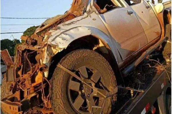 Autores de roubo a caminhonete são presos após colisão em viatura e capotamento em Umuarama