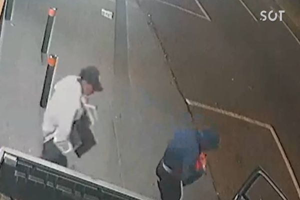 Imagem referente a notícia: Câmeras de segurança registram ação da Gangue da Marcha à Ré no Bairro Neva em Cascavel