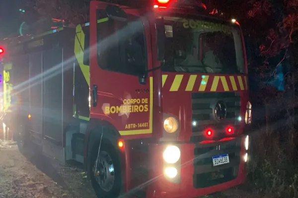 Foto relacionada a notícia: Incêndio em depósito de madeiras mobiliza Corpo de Bombeiros no Bairro Lago Azul