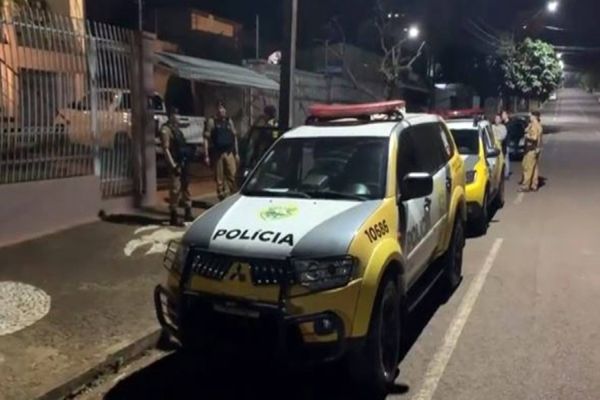Imagem referente a notícia: Mulher é agredida e tem cabeça raspada por agressor na Rua Castro Alves