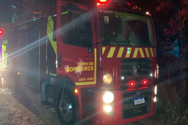 Imagem referente a notícia: Incêndio em depósito de madeiras mobiliza Corpo de Bombeiros no Bairro Lago Azul
