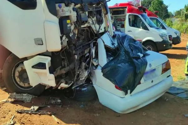 Imagem referente a notícia: Tragédia: Cinco pessoas morrem em gravíssimo acidente na PR-323, entre Tapejara e Cianorte