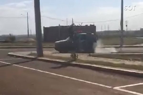 Imagem referente a notícia: Viatura da Guarda Municipal é flagrada atingindo calçada durante acompanhamento tático em Cascavel