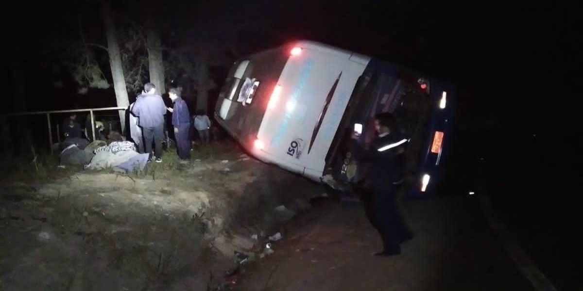 Tombamento de ônibus é registrado na BR-277 em São Luiz do Purunã