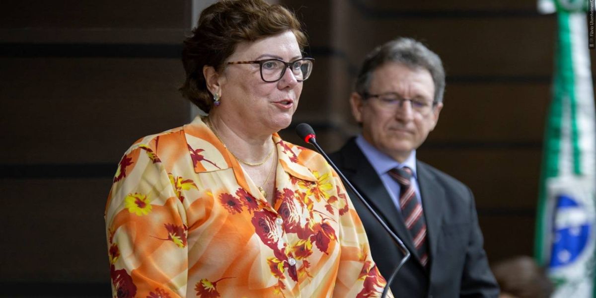 Vereador homenageia formandas de 1976 do Colégio Júlia Wanderley