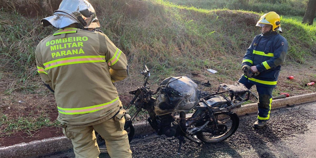 Entregador tem moto destruída em incêndio na Rua 25 de Agosto no centro de  Cascavel