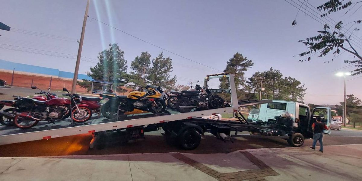 Condutor não percebe a blitz e "empina" moto na frente dos agentes de trânsito em Cascavel