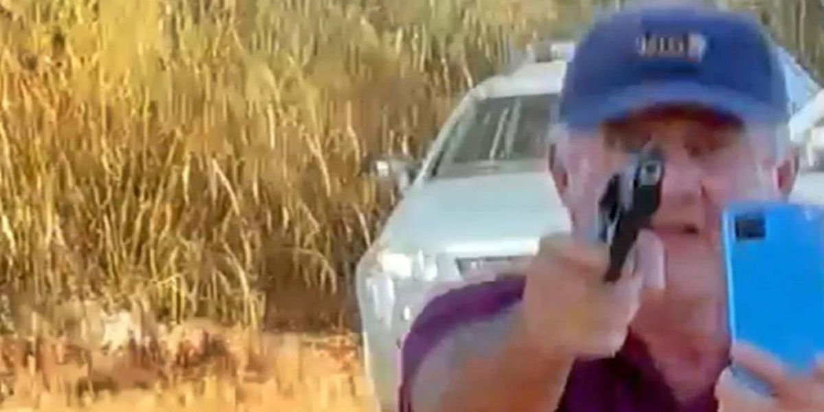 Homem grava momento em que é baleado por vizinho após briga por gado; Imagens fortes