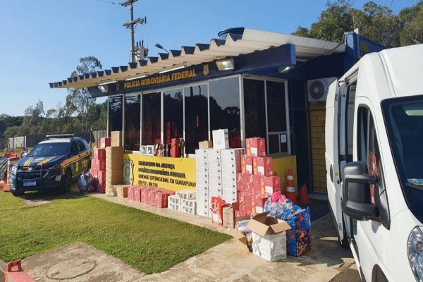 Imagem referente a notícia: Ducato carregada com produtos oriundos do Paraguai é apreendida pela PRF na BR-277