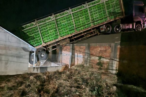 Caminhão desgovernado atinge residência em São João