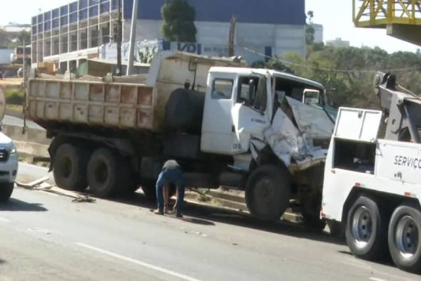 Forte colisão entre dois caminhões é registrada na BR-376 no Paraná